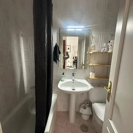 2 En Tercera Planta Sin Ascensor No Es Un Piso Entero! A Compartir Bano Y Cocina! Fuengirola