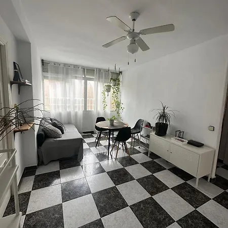 2 En Tercera Planta Sin Ascensor No Es Un Piso Entero! A Compartir Bano Y Cocina! Homestay