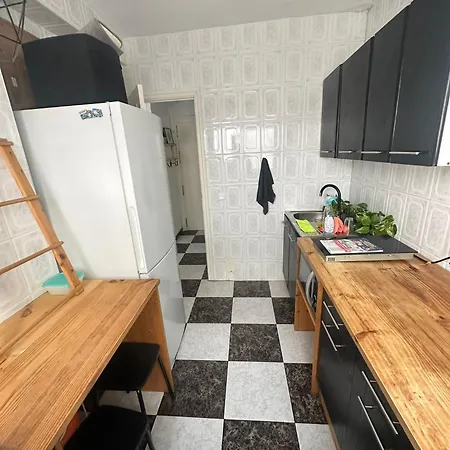 Homestay 2 En Tercera Planta Sin Ascensor No Es Un Piso Entero! A Compartir Bano Y Cocina! *