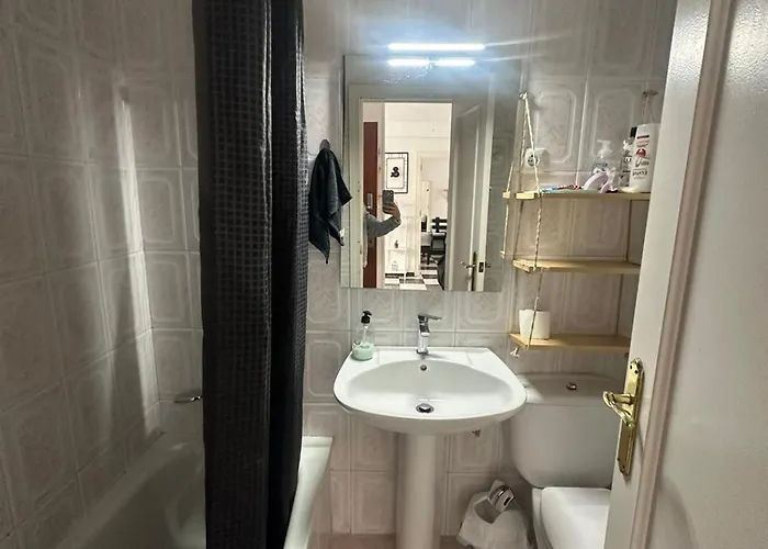 2 En Tercera Planta Sin Ascensor No Es Un Piso Entero! A Compartir Bano Y Cocina! Fuengirola