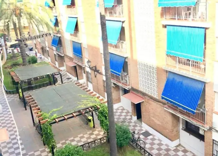 2 En Tercera Planta Sin Ascensor No Es Un Piso Entero! A Compartir Bano Y Cocina! * Fuengirola